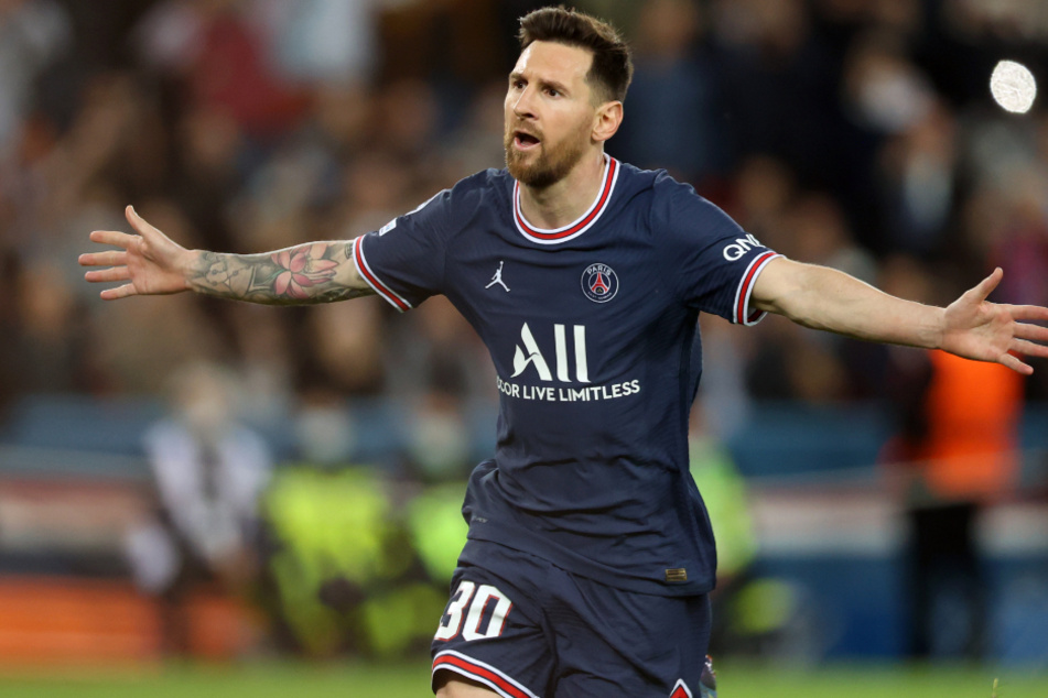 World star Lionel Messi (34) often remained conspicuously inconspicuous during the game.  But two actions by him were enough to give the Saxons two goals.