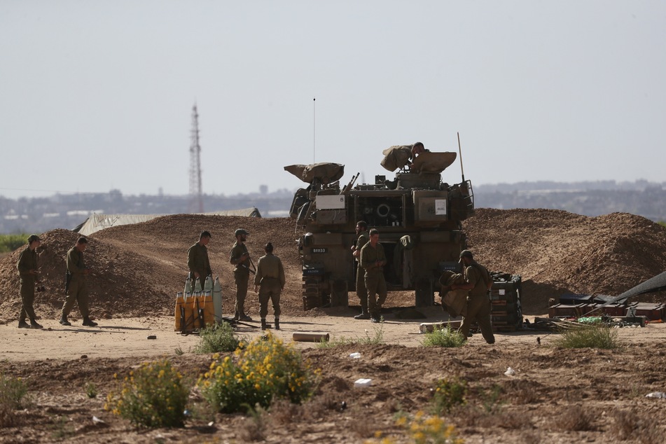 Eine israelische Panzerhaubitze wird in der Nähe des Grenzübergangs Kerem Shalom im Süden Israels eingesetzt. Die israelische Armee gab am Mittwoch bekannt, dass sie ihren Bodenangriff auf Rafah im Gazastreifen fortsetzt.