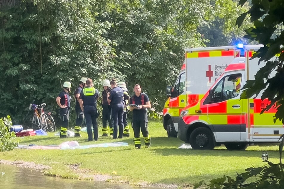 Ohne Vorwarnung ist ein massiver Ast am Sonntag im Englischen Garten auf mehrere Personen gestürzt. Eine Frau wurde schwer verletzt.