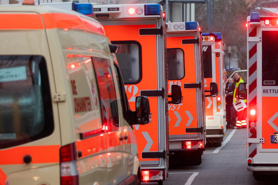 Ein Großaufgebot von Feuerwehr und Rettungskräften ist vor Ort. (Archivbild).