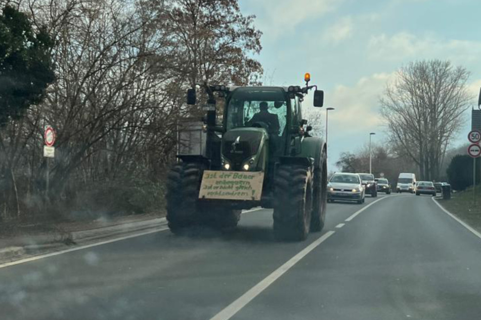 Ein Traktor fährt durch Wildberg in Richtung Meißen.
