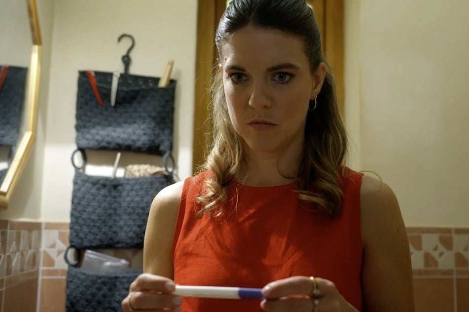 Valerie (Maike Johanna Reuter, 36) ist völlig überfordert, dass sie wieder schwanger ist und gibt Simon (Thore Lüthje, 33) die Schuld!