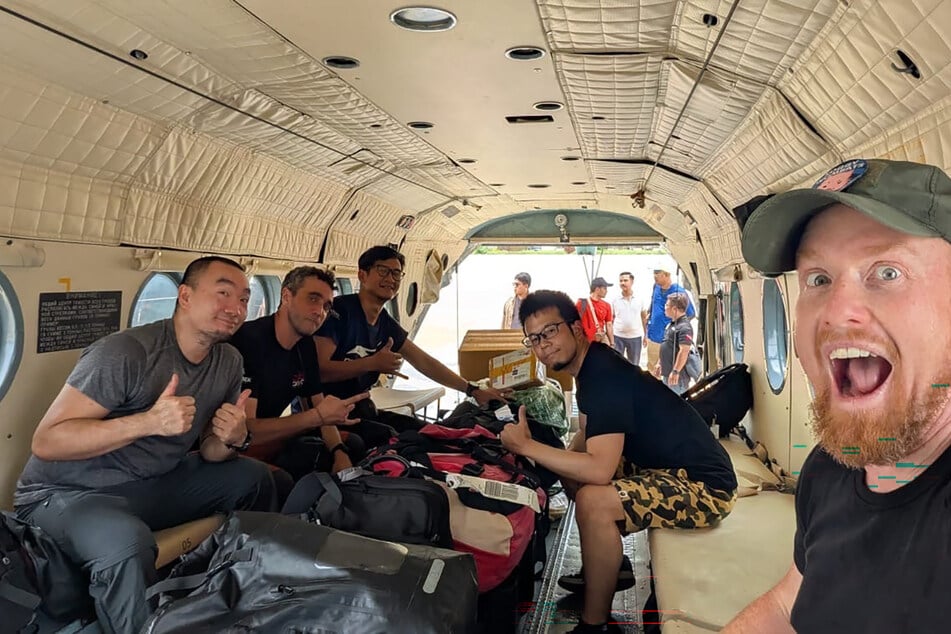 Der australische Höhlentaucher Josh Richards (r.) mit seinem Team kurz vor dem Rettungseinsatz.
