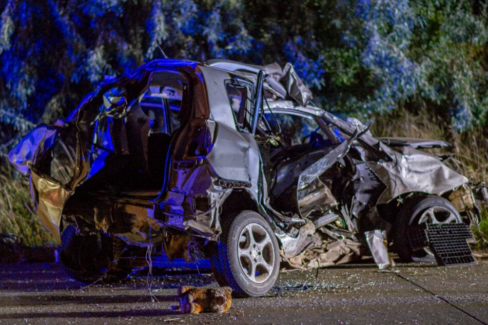 Unfall A4: Trümmerfeld auf A4: Familie muss aus Auto geborgen werden