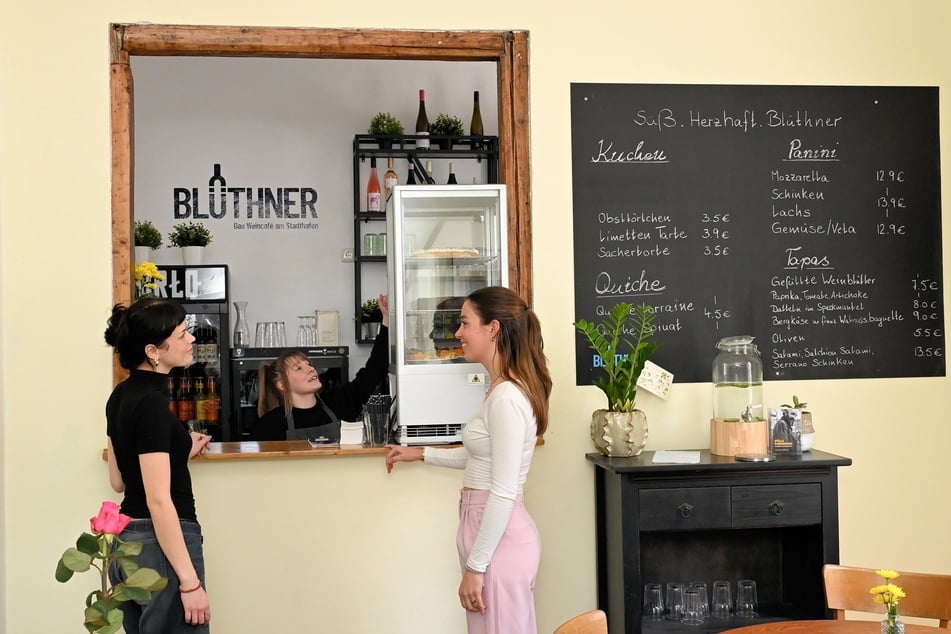 Charlotte, Pia und Josi (v.l.n.r.) freuen sich auf die ersten Gäste.