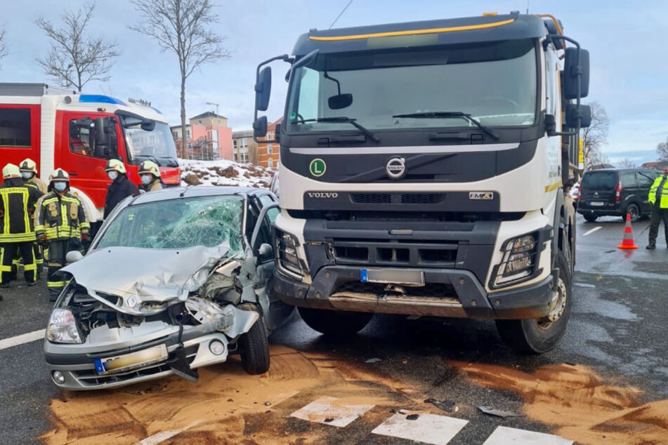 Unfall nach Vorfahrtsfehler! Renault-Fahrer kracht in Lkw und wird verletzt