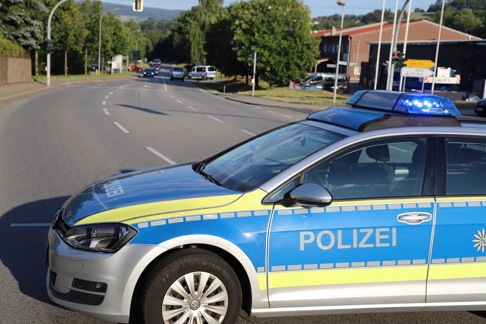Die Polizei riegelte die B101 im Schwarzenberger Ortsteil Neuwelt ab. Ein Mann (62) soll ein Familienmitglied mit einer Waffe bedroht haben.