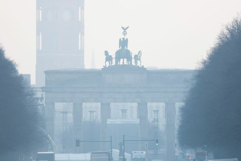 In Berlin und Brandenburg ist am Montag Nebel mit einer Sichtweite unter 150 Metern lokal möglich. (Archivfoto)