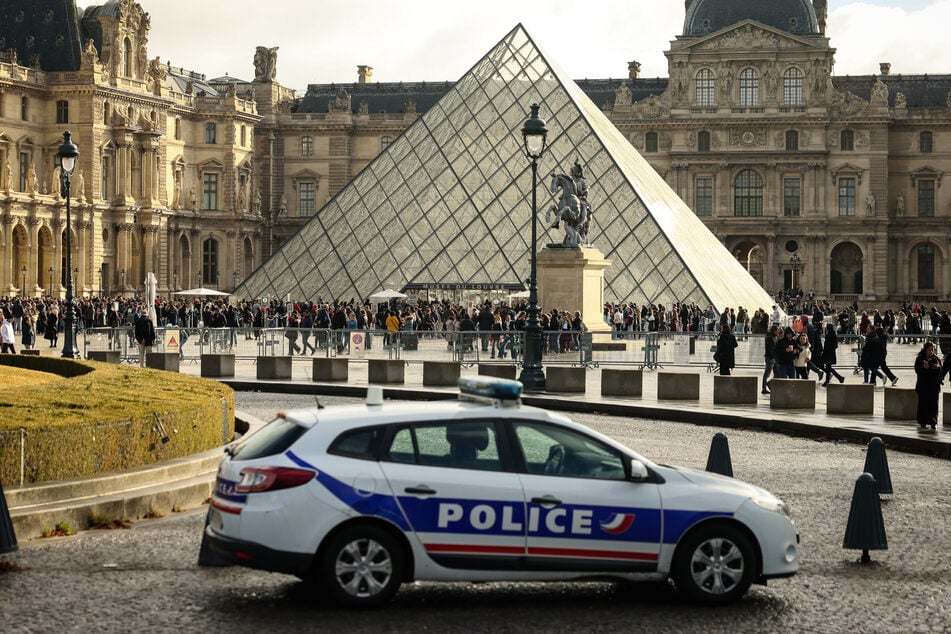 Eine Woche nach dem spektakulären Kunstraub im Pariser Louvre hatte es die Festnahmen gegeben.