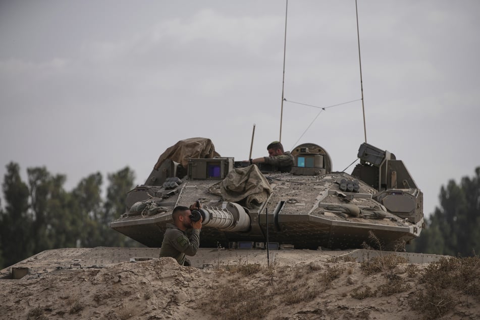 Israelische Soldaten arbeiten an einem Panzer in der Nähe der Grenze zum Gazastreifen im Süden Israels.