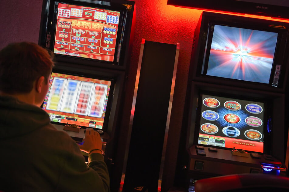 Glückspiel kann süchtig machen und Spielhallen mit Automaten werden immer mehr zurückgedrängt. Illegale Betriebe gibt es aber weiterhin. (Symbolbild)
