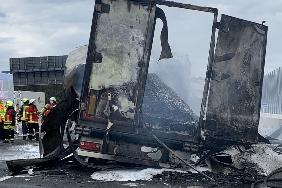 Unfall A3 Fahrer Sofort Tot Lkw Rast In A3 Stauende Und Fangt Feuer Tag24