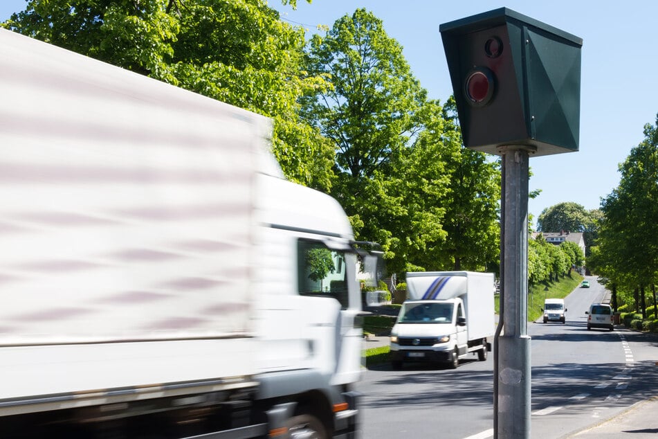 Offenbar waren die Polizisten mit dem beschlagnahmten Fahrzeug unterwegs und wurden dabei geblitzt. (Symbolfoto)
