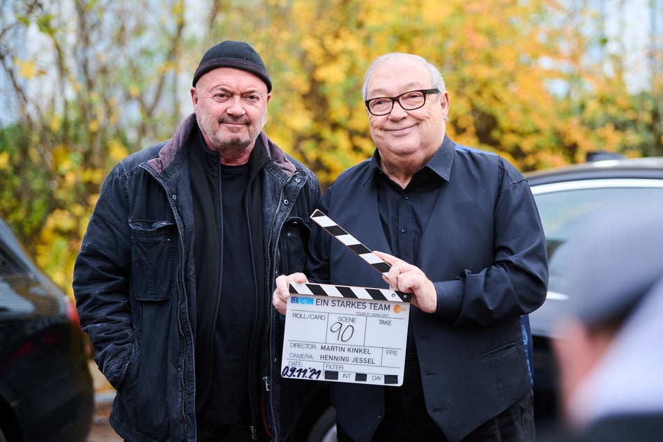 Jaecki Schwarz (79, r.) - hier zusammen mit Schauspiel-Kollege Florian Martens (66) am Set von "Ein starkes Team" - ist am Freitag zu Gast im "Riverboat".