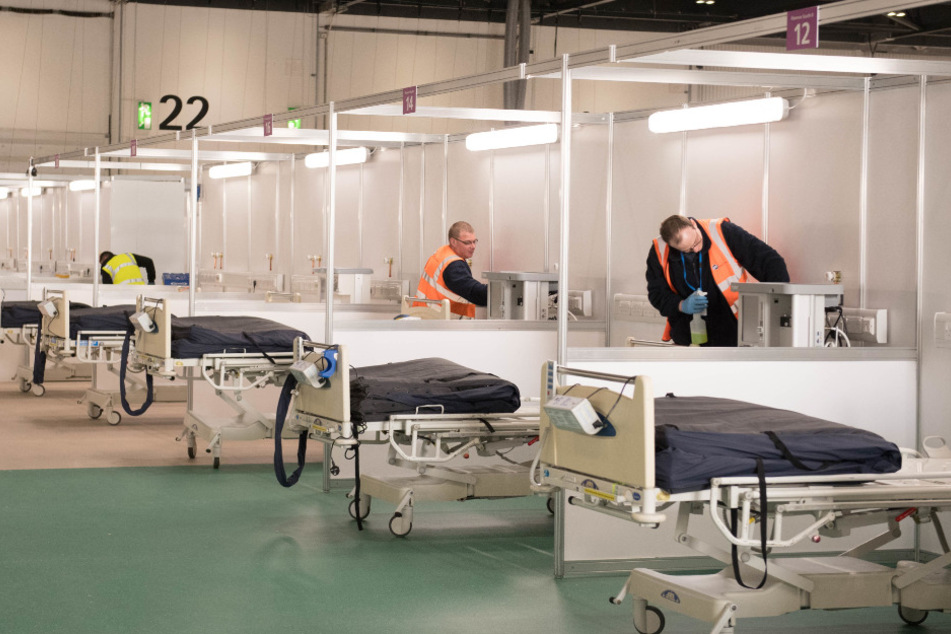 Soldaten und private Auftragnehmer helfen bei den Vorbereitungen im Ausstellungszentrum ExCel-Center, das zu einem provisorischen Krankenhaus umgebaut wird. (Symbolbild).