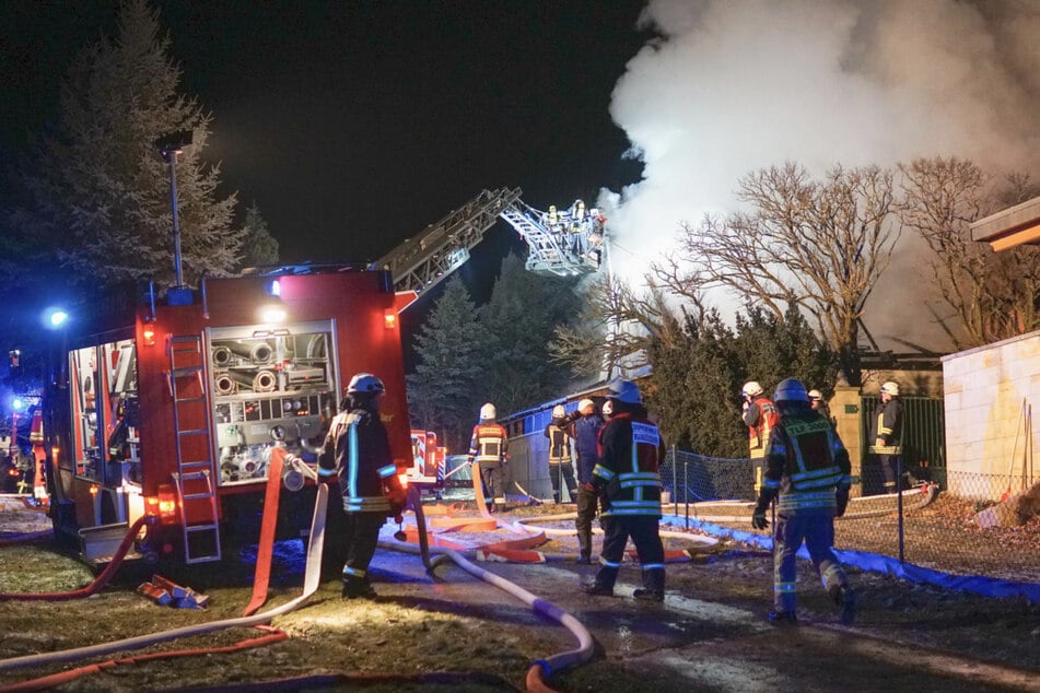 Dachstuhl eingestürzt: Feuerwehr muss brennende Scheune löschen
