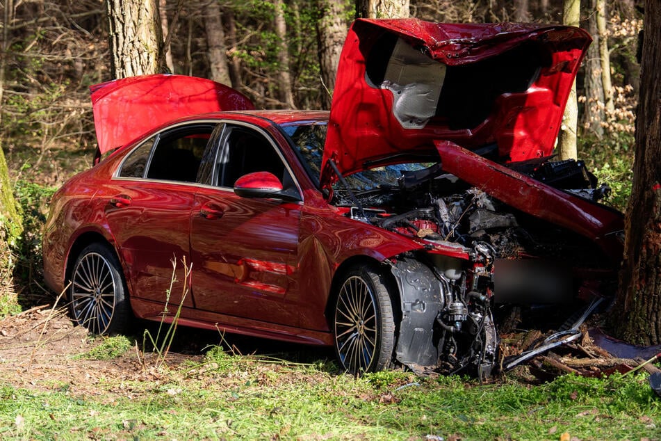 Der 19-Jährige war mit seinem Mercedes von der Straße abgekommen und frontal mit einem Baum zusammengestoßen.