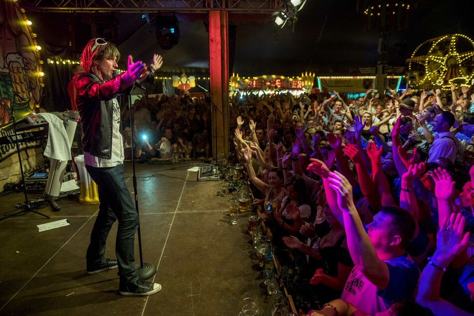 Mickie Krause heizt seinen Fans so richtig ein (Foto: Eric Münch).