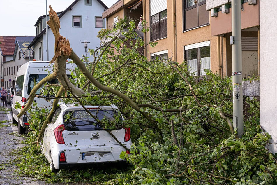 Sturm, Hagel oder Blitz haben 2025 sehr viel weniger Schäden an Autos in Bayern angerichtet als im Jahr davor.