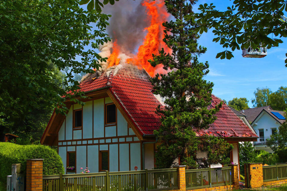 Eine manipulierte Heizungsanlage soll das Feuer in dem Einfamilienhaus ausgelöst haben.