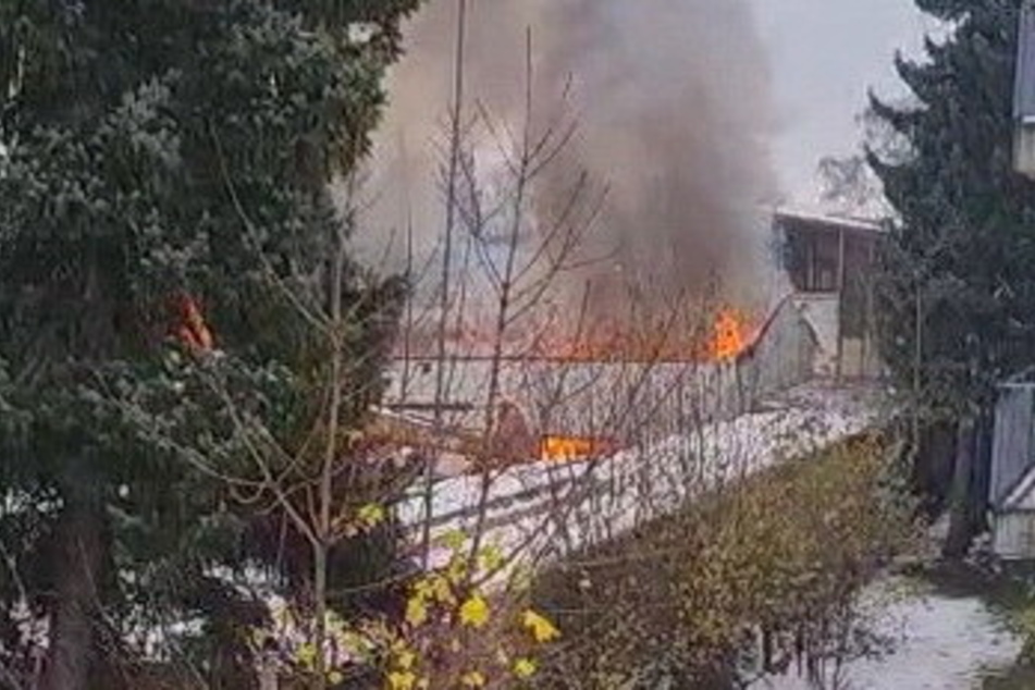 Gegen 10 Uhr war das Feuer in einer Halle einer Kfz-Werkstatt in Reinbek ausgebrochen. Dort soll Angaben zufolge Schrott gelagert worden sein.