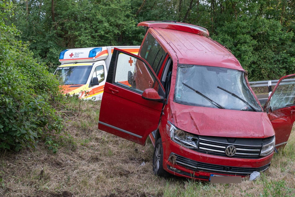 Der Kleinbus überschlug sich und wurde massiv beschädigt.