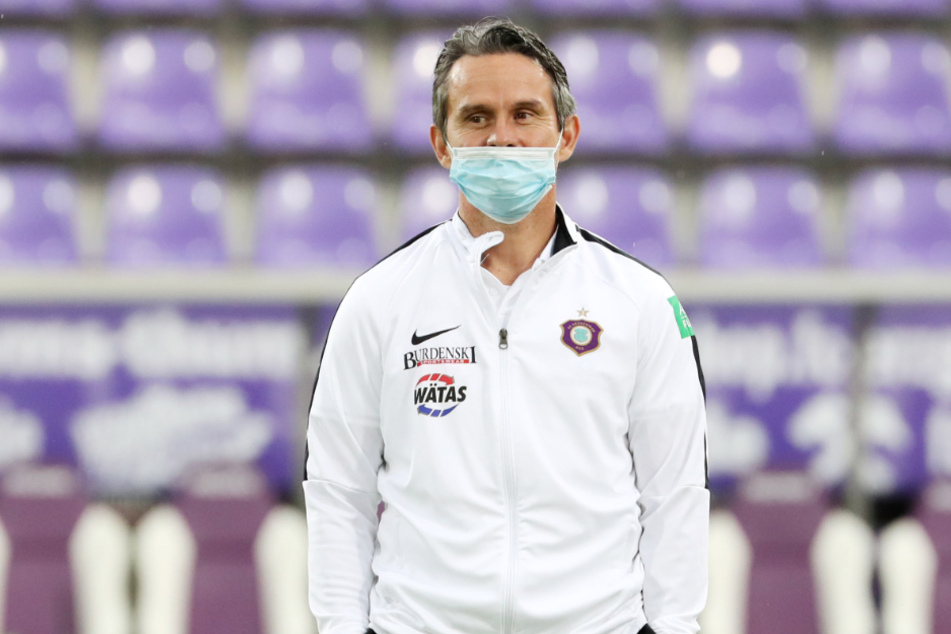 FCE-Trainer Dirk Schuster muss mit seiner Elf aufpassen, dass er trotz derzeit sicherer Aktion nicht vergisst, den letzten Schritt zu gehen. Ein Sieg zum Klassenerhalt fehlt noch.