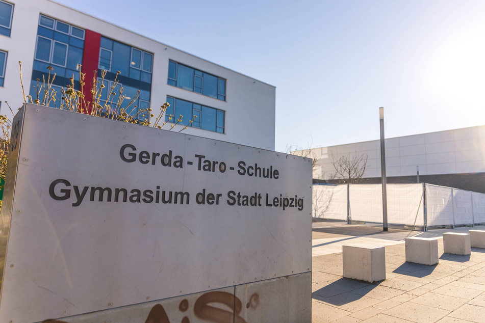 Am Gerda-Taro-Gymnasium im Leipziger Süden haben Unbekannte zwei Panzerschränke und die EC-Karte des Schulkontos geklaut.
