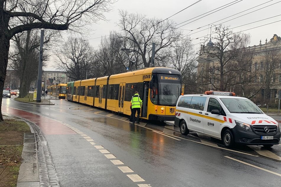 So wie hier am Sachsenplatz stauen sich seit 8.30 Uhr die Straßenbahnen.