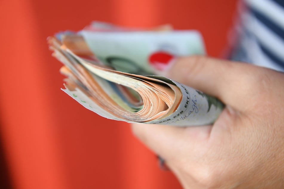 Aktuell liegt die Grunddiät bei 7315,70 Euro, dazu gibt's eine steuerfreie Kostenpauschale (4054 bis 5301 Euro/Monat).