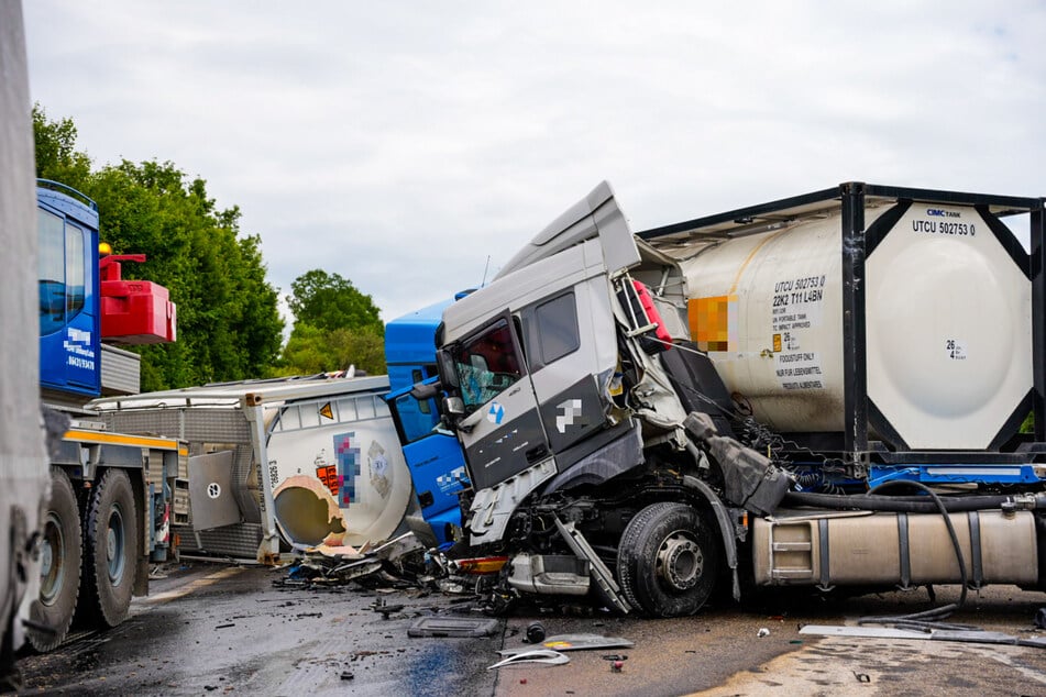 Nach einem Unfall zweier Lastwagen musste die A3 bei Limburg auf beiden Seiten voll gesperrt werden.