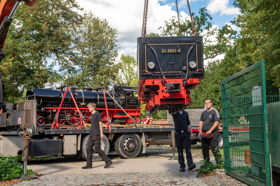 Tender und Lok werden mit einem Kran vom Spezialtransporter gehoben.