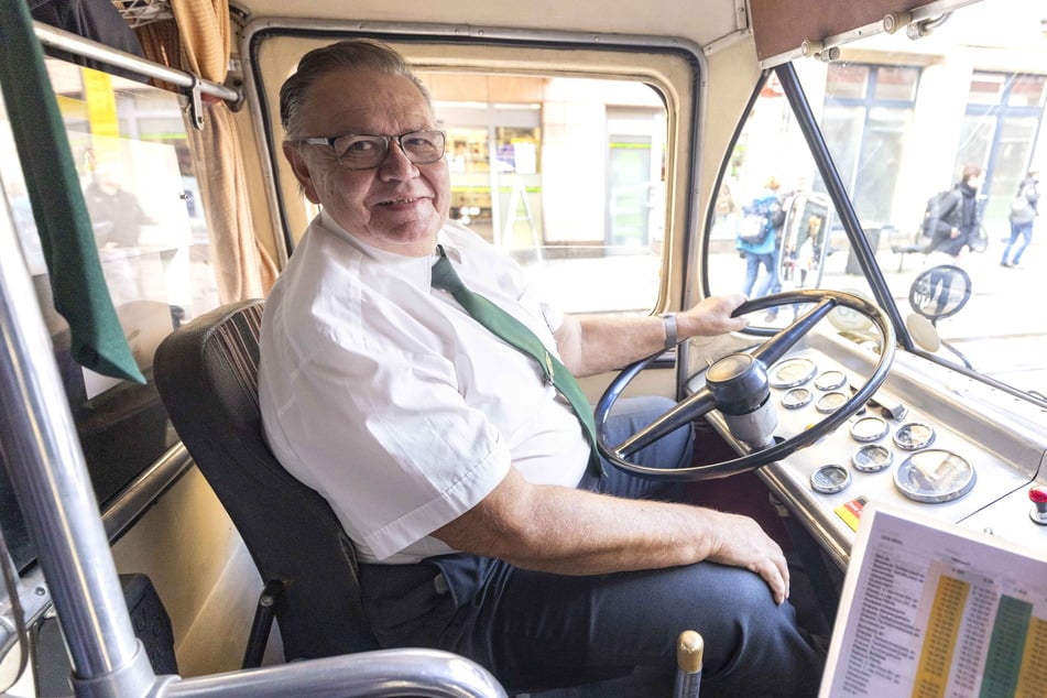 Rentner Peter Schmidt (72) lenkte den historischen Wagen von Blasewitz in Richtung Pillnitz.