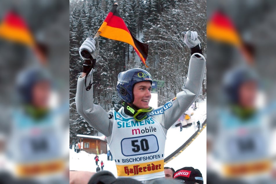 Ein Bild für die Geschichtsbücher: Sven Hannawald gewinnt 2002 als erster Skispringer überhaupt alle vier Springen der legendären Vierschanzentournee.