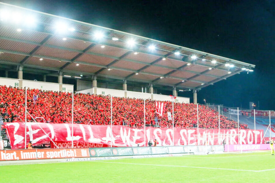Heiße Stimmung beim Derby im März: FSV-Fans zeigten nicht nur das rote Banner: "Bei Lila-Weiss seh'n wir Rot".