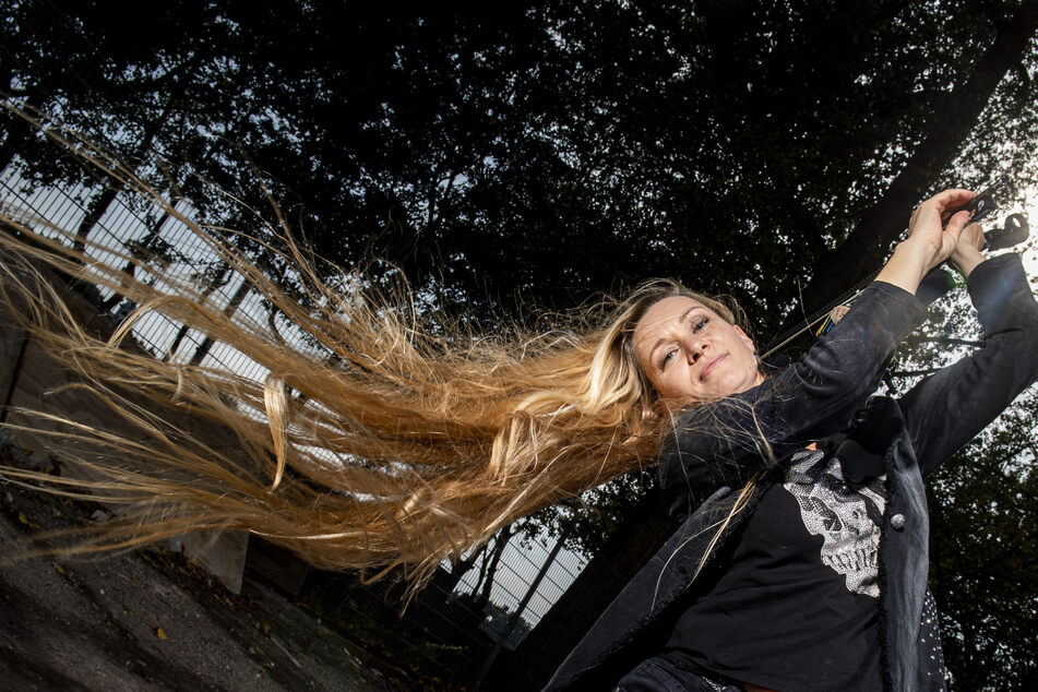 Ally Storch, Rockgeigerin, Musikerin der Band "Subway to Sally“ und Lehrerin an der Wacken Metal Academy, spielt vor dem Bunker in der Hamburger Feldstraße auf ihrer Geige.