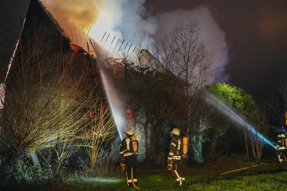 Mehr als 140 Einsatzkräfte bekämpften den Brand der Scheune.