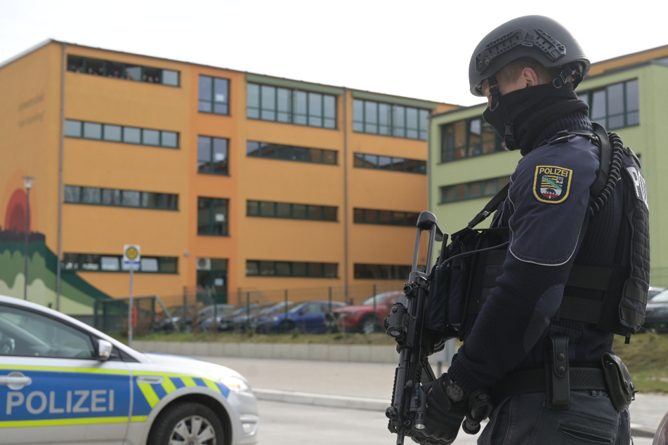 Großeinsatz nach Explosion in Schule!