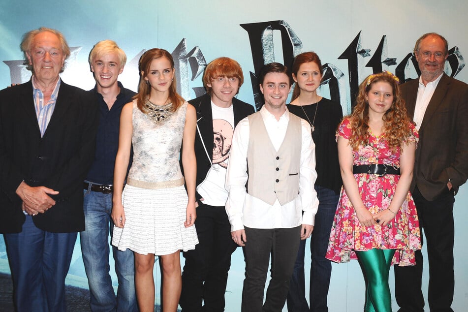 Auf dieser Aufnahme von 2009 ist Jessie Cave (im pinken Kleid) noch eine brave Schauspielerin, hier unter anderem neben den Harry-Potter-Schauspielern Daniel Radcliffe, Rupert Grint und Emma Watson.