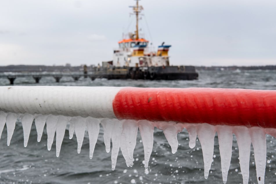 Eiszapfen haben sich am Kieler Schiffsanleger gebildet.