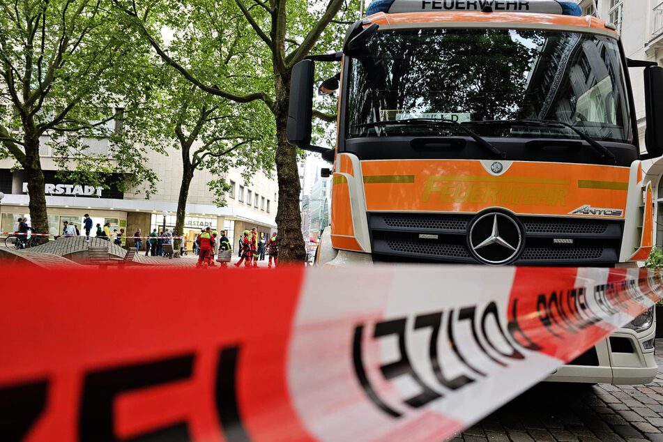 Die Feuerwehr ist mit rund 50 Kräften in der Hamburger Innenstadt vor Ort.