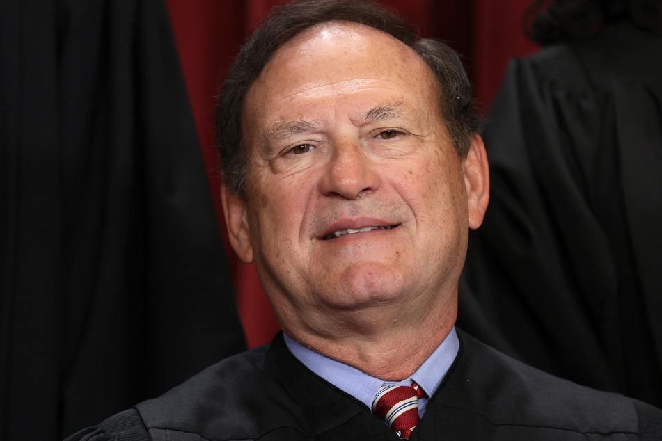 Conservative Justice Samuel Alito has been found to have flown the "Appeal to Heaven" flag outside his vacation home.