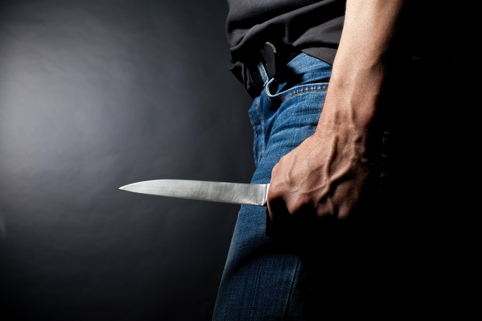 Mit einem Messer griff der Täter die Opfer von hinten an (Symbolfoto).