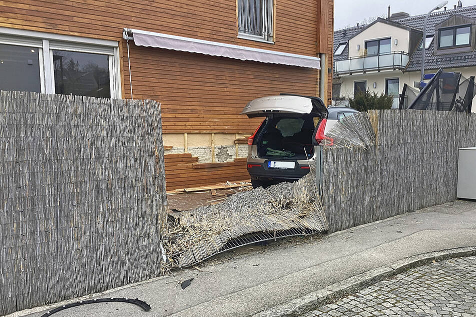 Von außen schien der Schaden am Haus nicht so groß. Innen fiel derweil der Putz von der Wand.