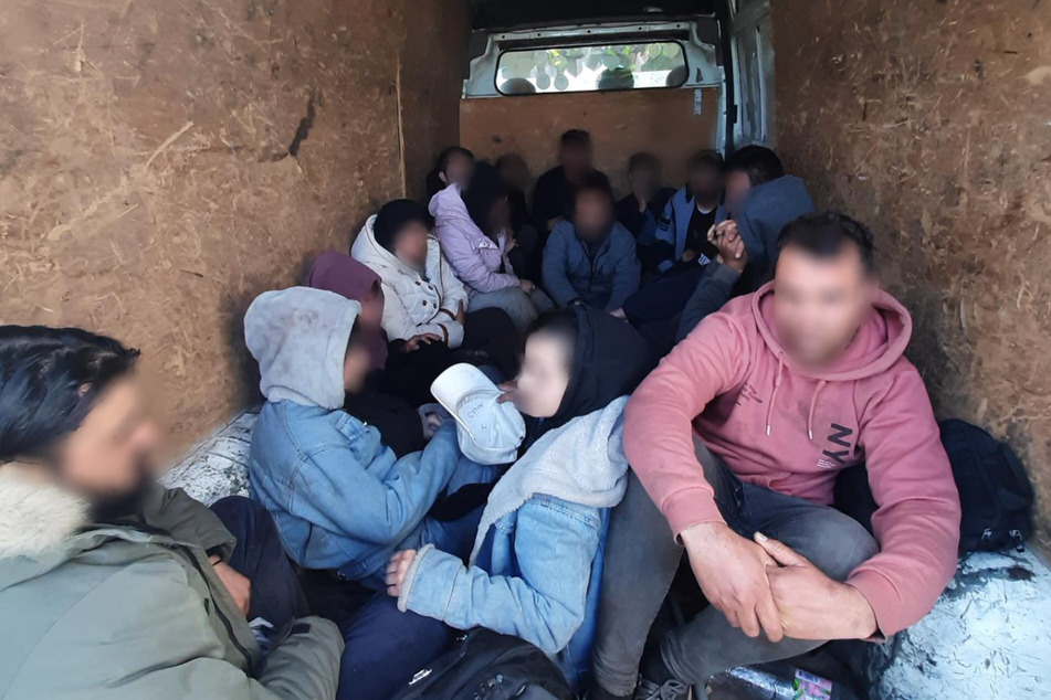 16 illegale Migranten sitzen ungesichert im hinteren Teil eines Kleintransporters.