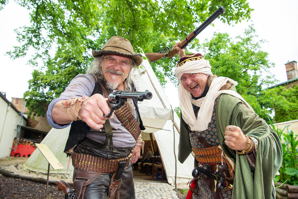 Ihnen können Gäste begegnen: Karl Mays Romanfigur Kara Ben Nemsi (Roland Wichmann, 52, r.) und Ganove Locci (Franz Lasch, 72).