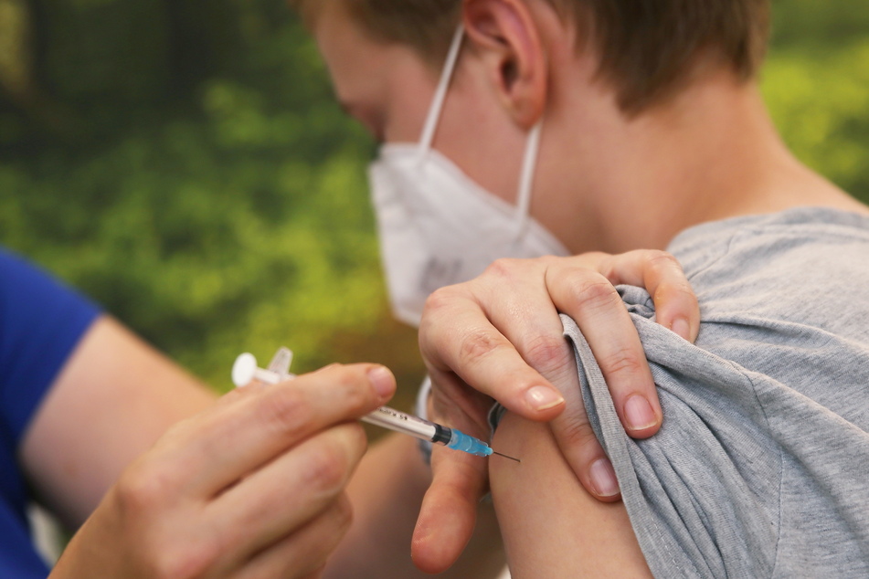 Nach dem Votum der Ständigen Impfkommission (Stiko) für eine Impfung gegen Covid-19 bei allen Kindern und Jugendlichen ab 12 Jahren ist die Nachfrage bundesweit sprunghaft angestiegen.