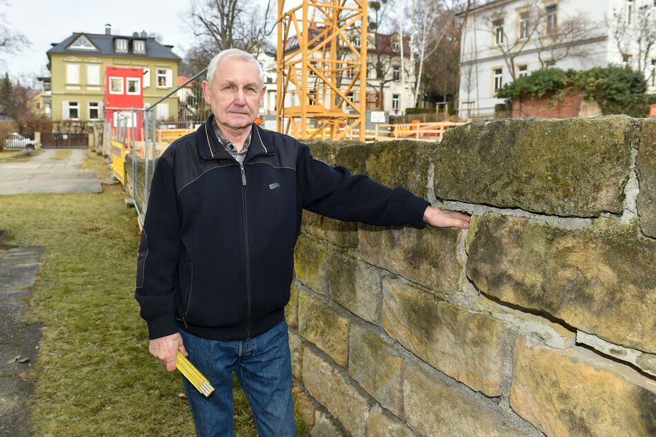 Michael Müller (78) an den letzten Resten der Mauer (in Höhe seines Wohnhauses), die nun per einstweiliger Verfügung geschützt ist.