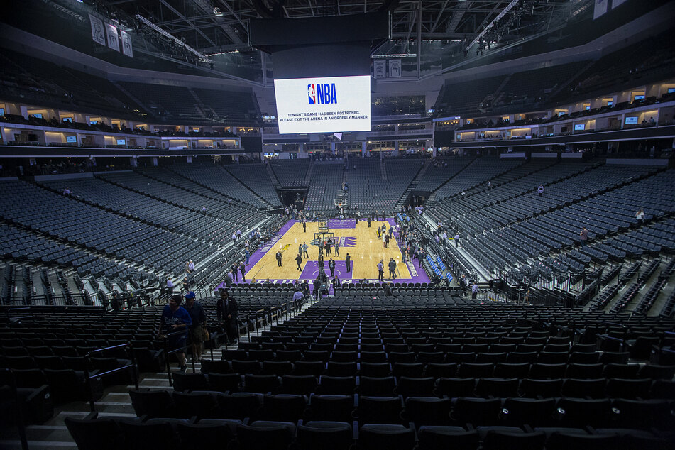 Das Basketball-Stadion in Sacramento leert sich während einer Unterbrechung, nachdem ein Spieler der Utha Jazz positiv auf das Coronavirus getestet wurde.