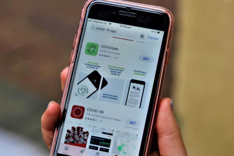 Ein Benutzer sieht sich die neue CovidSafe-App an. Trotz Kritik hat Australien eine Corona-Warn-App eingeführt, die auf freiwilliger Basis genutzt werden kann. Mehr als eine Million Menschen haben die App seit ihrem Start heruntergeladen.